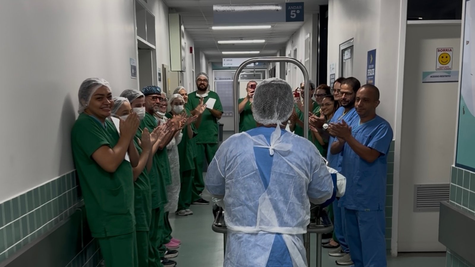 Paciente recebe alta de UTI do IJF após quase 40 dias de internamento e é homenageado com corredor d